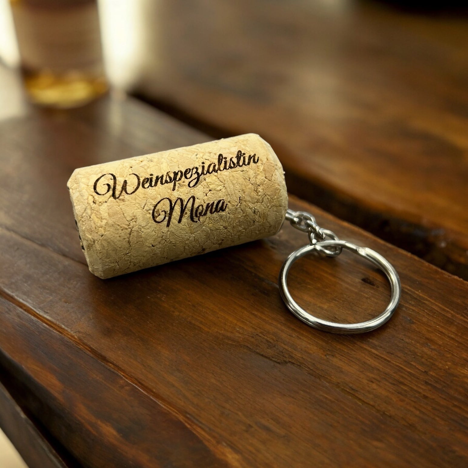 Dreizack Weinkorken Schlüsselanhänger – Korken ca. 4,5 x 2 cm, aus Kork und Edelstahl, individuell gravierbar. Perfekt für Weinfans, Glücksbringer oder personalisierte Geschenke. Dreizack Wien.