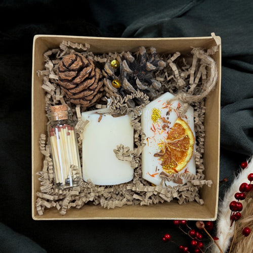 Geschenkset mit Kerze, Duftsachet und optional Streichhölzern in einer Phiole, in Recycling-Kartonbox. Duft nach Orangenpunsch, handgefertigt von WildForestCandles, nachhaltig und stilvoll.