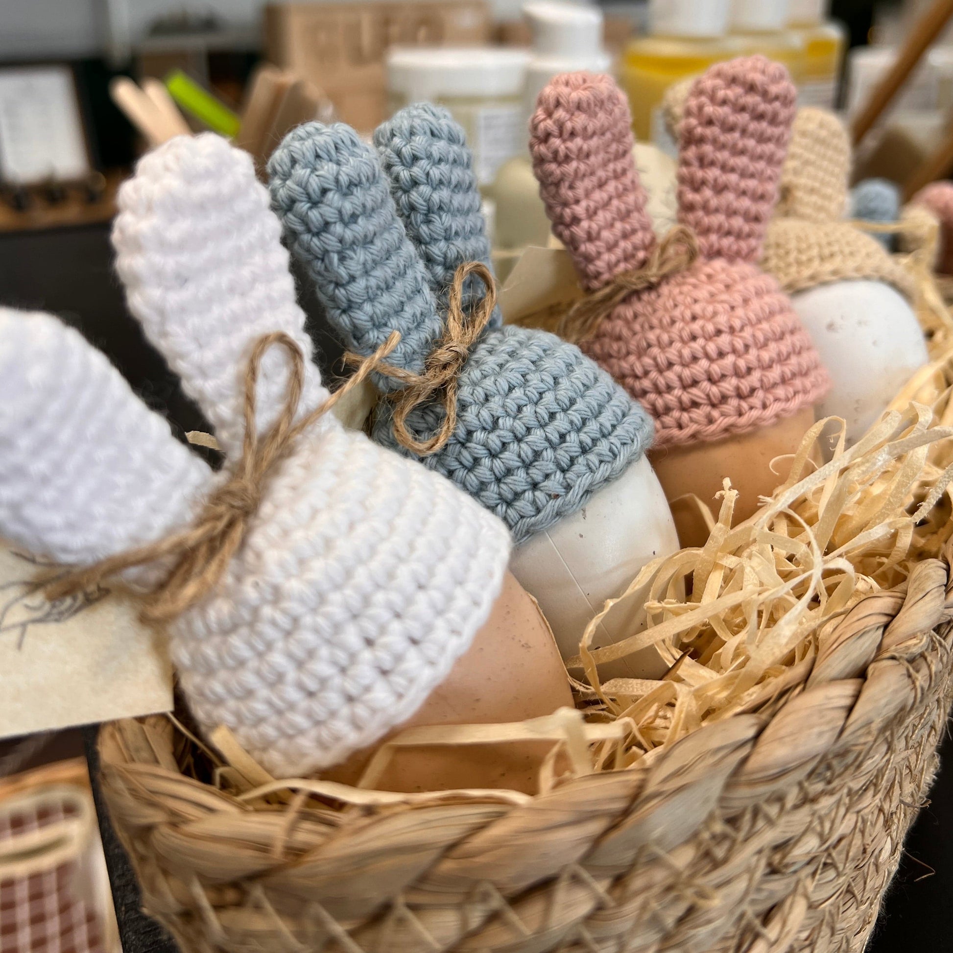 Gehäkelte Häubchen mit Hasenohren für Ostern Home Decor LändleHäkel oesterreich handgemachte geschenke in wien