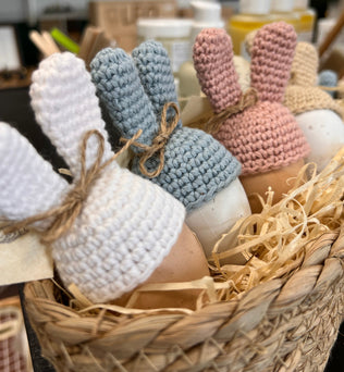 Gehäkelte Häubchen mit Hasenohren für Ostern Home Decor LändleHäkel oesterreich handgemachte geschenke in wien