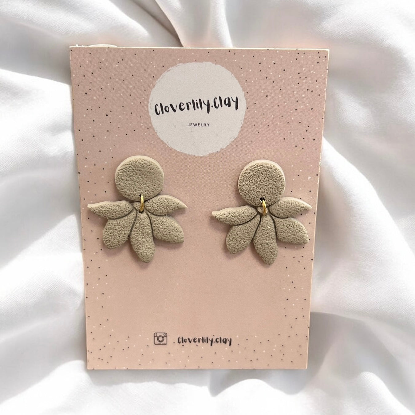 Cloverlily.Clay handgefertigte Polymer Clay Ohrringe – Einzigartige, individuelle Designs, sorgfältig hergestellt für Langlebigkeit und Komfort. Perfekt für jeden Anlass und jede Jahreszeit. Dreizack Wien.