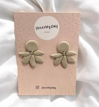 Cloverlily.Clay handgefertigte Polymer Clay Ohrringe – Einzigartige, individuelle Designs, sorgfältig hergestellt für Langlebigkeit und Komfort. Perfekt für jeden Anlass und jede Jahreszeit. Dreizack Wien.