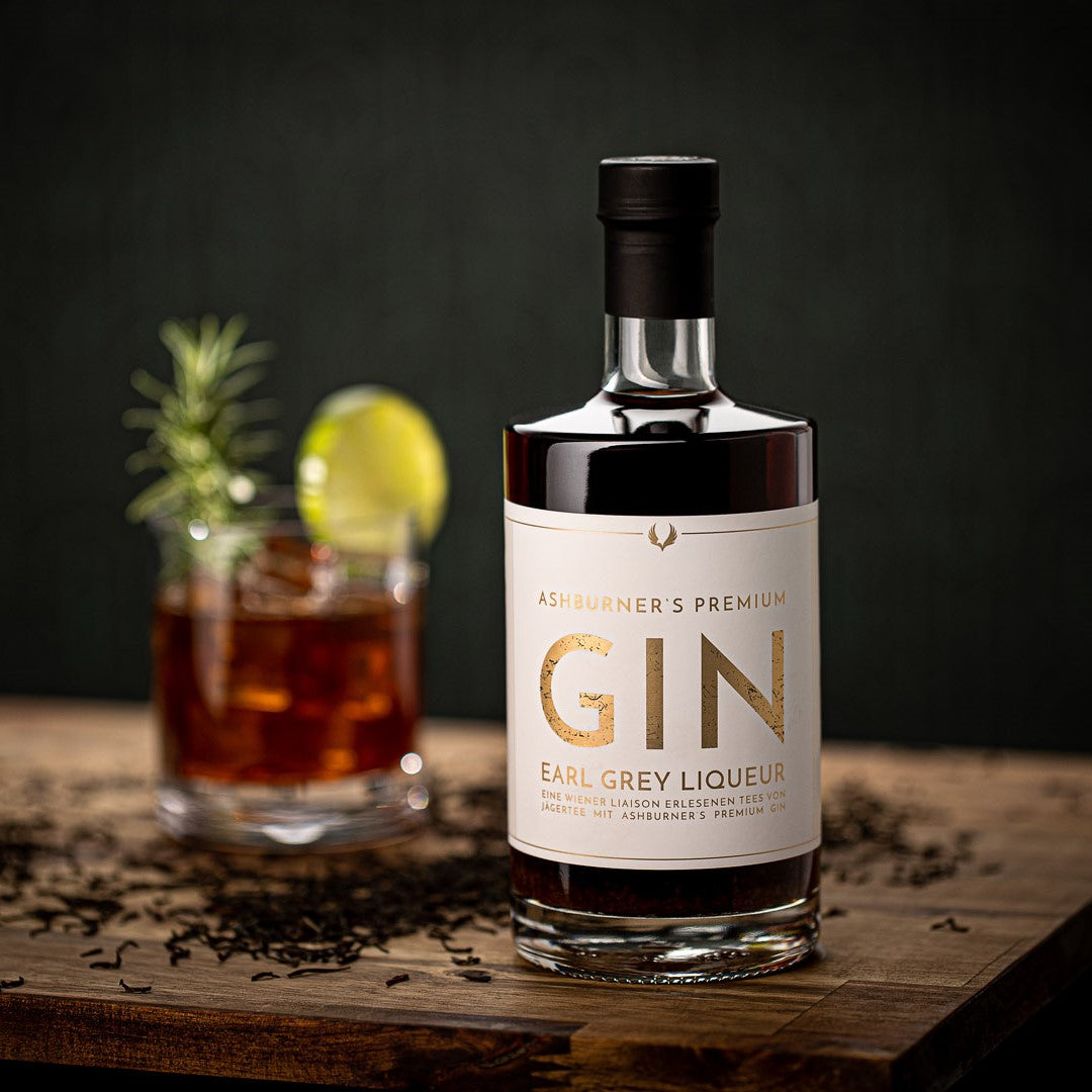 Ashburner’s Premium Gin Earl Grey, dreifach destillierter Gin-Likör mit Earl Grey Tee und Bio-Bergamotte-Öl, aromatisch und kräftig, erhältlich in 100ml & 500ml.