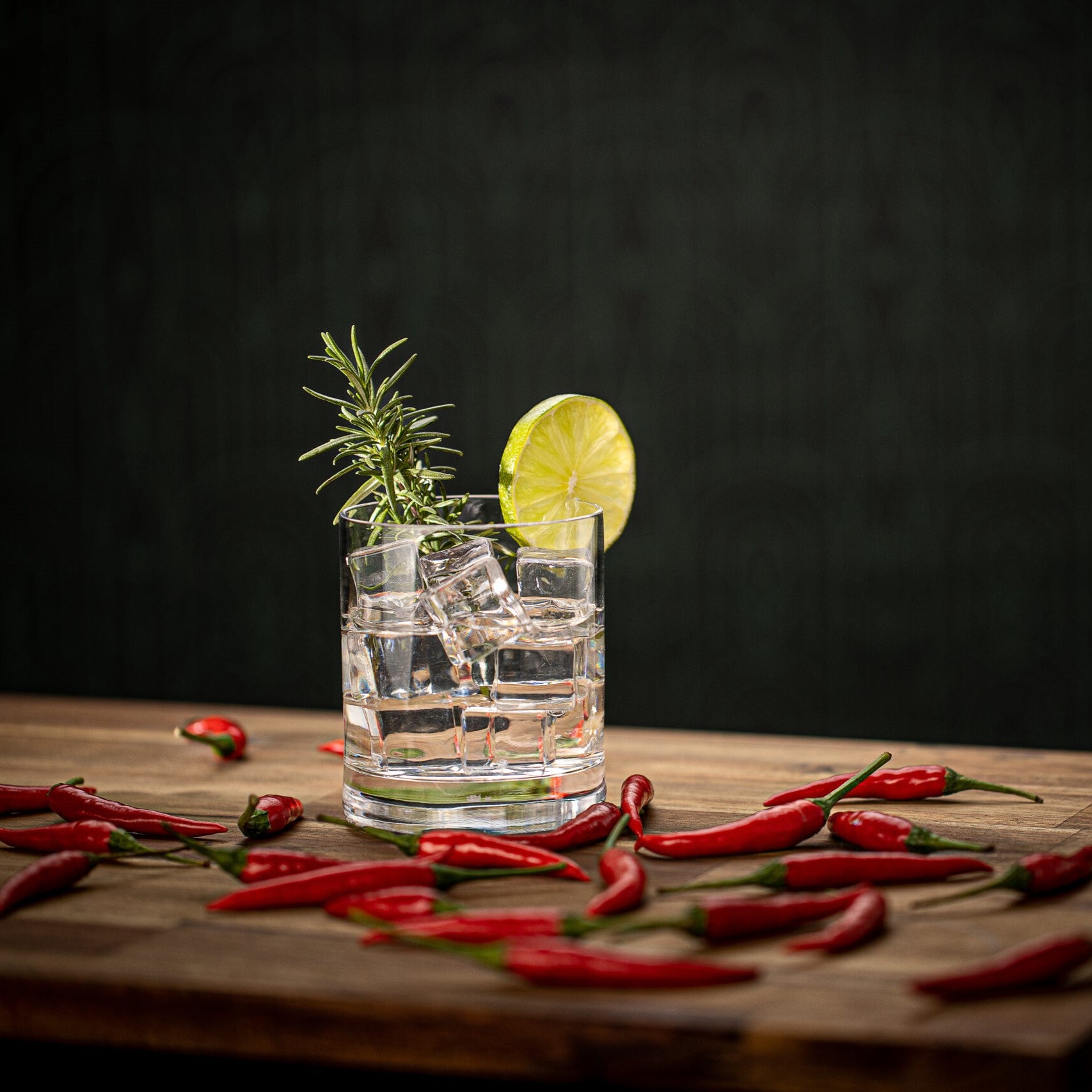 Ashburner’s Premium Gin Chili, kräftiger und scharfer Gin-Likör aus vier Chili-Sorten, dreifach destilliert, aus österreichischem Anbau, erhältlich in 100ml & 500ml.