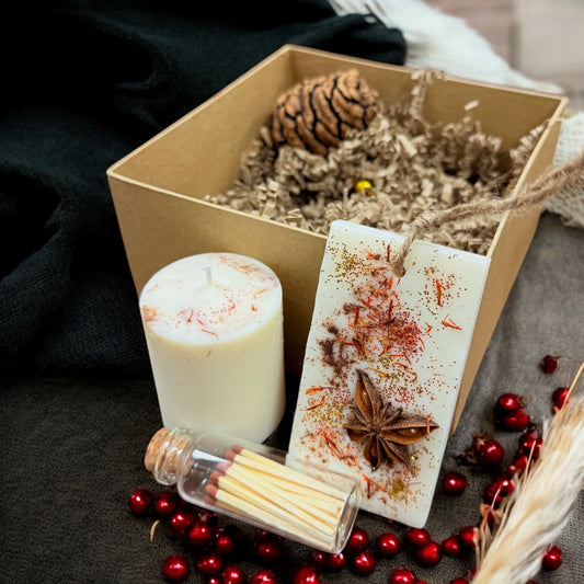 Geschenkset mit Kerze, Duftsachet und optional Streichhölzern in einer Phiole, in Recycling-Kartonbox. Duft nach Bratapfel, Zimt und Sternanis, handgefertigt von WildForestCandles, nachhaltig und perfekt für die Winterzeit.