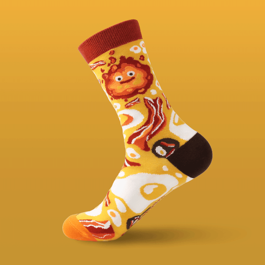 Breakfast Fire Baumwollsocken – Komfortable und stilvolle Socken mit Frühstücksmotiven inspiriert von Studio Ghibli. Größen EU 37–43 und EU 45–48 (Slim Fit). Dreizack Wien.