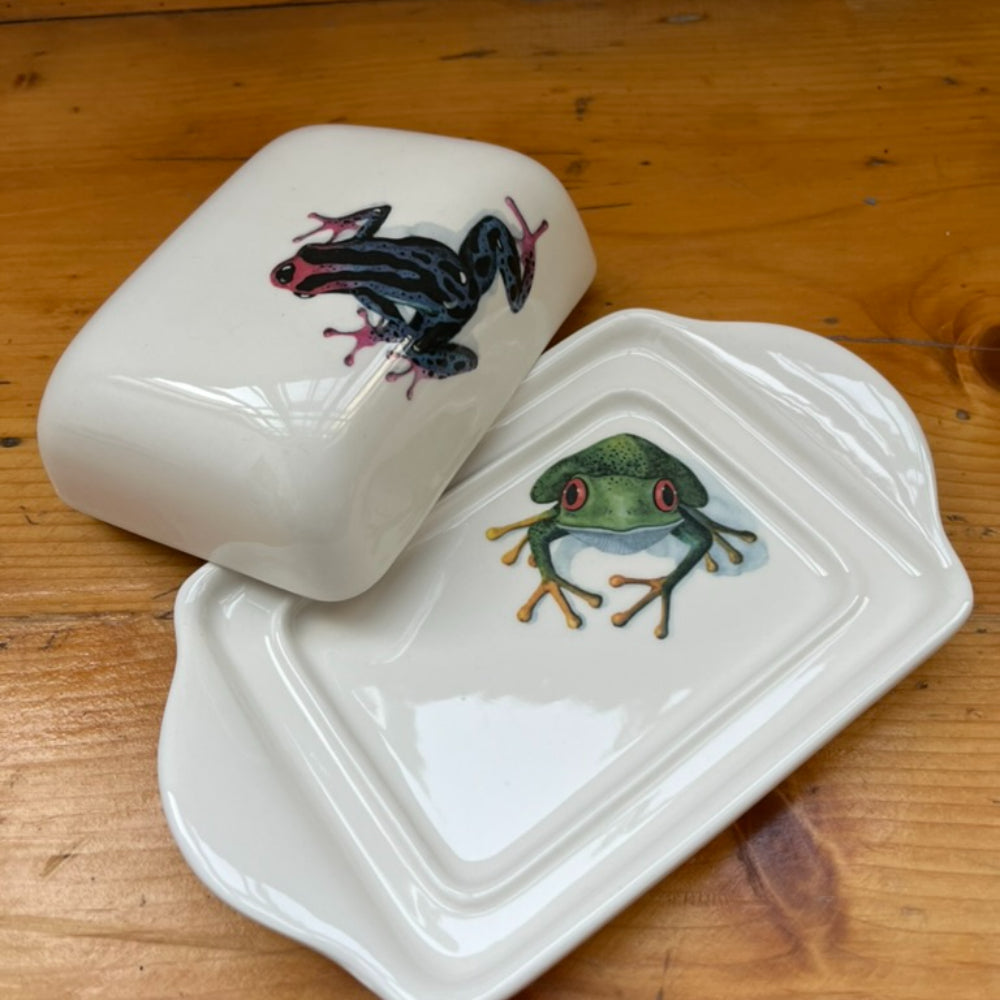 Handbemalte Butterdose mit Froschmotiv aus Keramik, einzigartiges Design. Dreizack Wien.