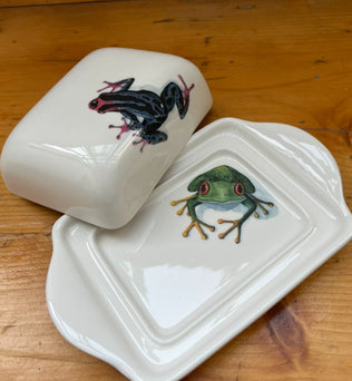 Handbemalte Butterdose mit Froschmotiv aus Keramik, einzigartiges Design. Dreizack Wien.