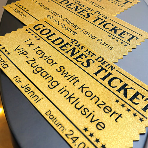 Dreizack Goldenes Ticket – Individuell personalisierbares Ticket aus 3D-Druck, 24 x 12 cm, aus kompostierbarem PLA in Gold. Robust und flexibel, ideal als besonderes Geschenk für Events.