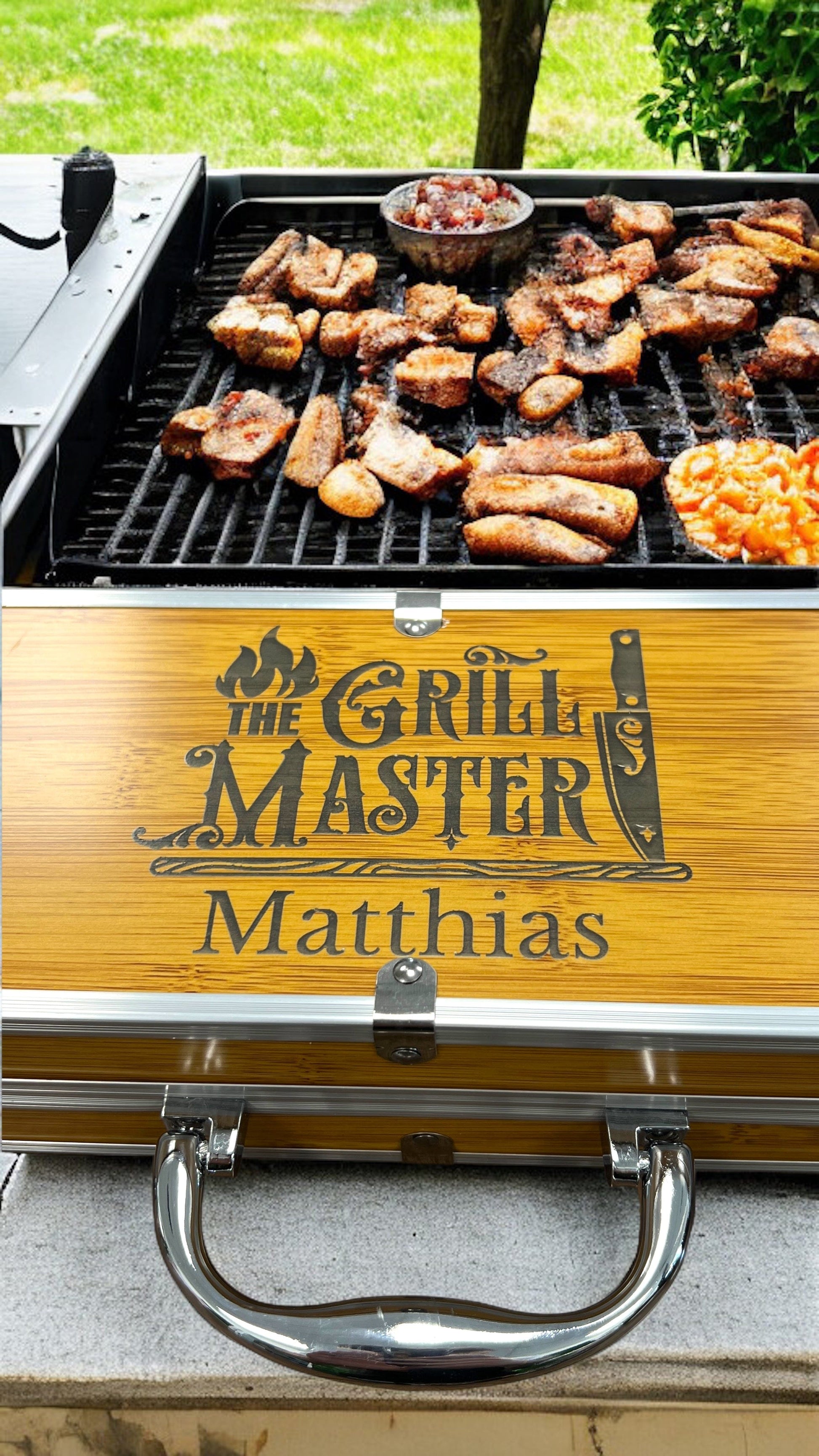 Personalisiertes Grillkoffer Set | Ideal für BBQ-Enthusiasten Personalisiert & Individuell Dreizack Gravuren oesterreich handgemachte geschenke in wien