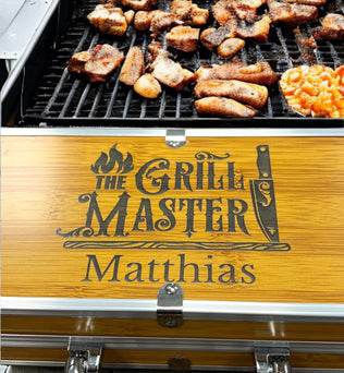 Personalisiertes Grillkoffer Set | Ideal für BBQ-Enthusiasten Personalisiert & Individuell Dreizack Gravuren oesterreich handgemachte geschenke in wien