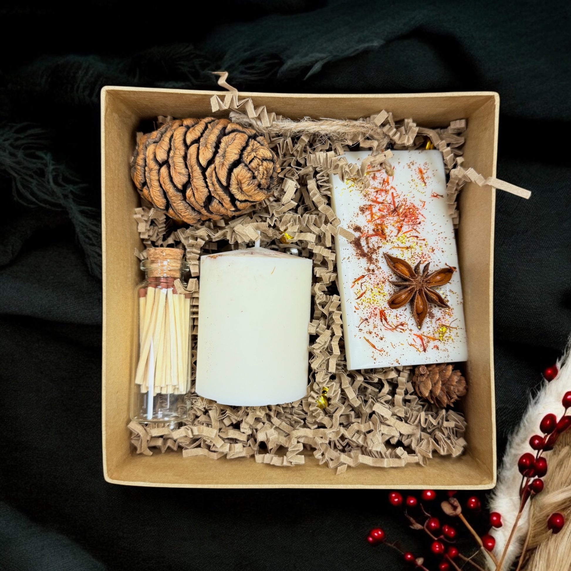 Geschenkset mit Kerze, Duftsachet und optional Streichhölzern in einer Phiole, in Recycling-Kartonbox. Duft nach Bratapfel, Zimt und Sternanis, handgefertigt von WildForestCandles, nachhaltig und perfekt für die Winterzeit.