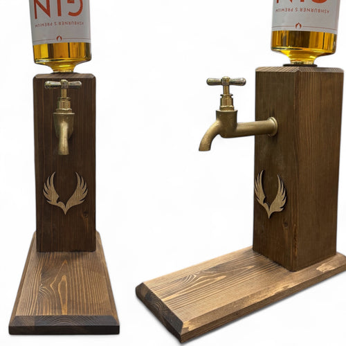 Handgefertigter Spirituosen-Ausschenker aus Massiv-Holz von Ashburner Premium Gin, mit Edelstahl-Ventil und Phoenix-Logo. Für Flaschen mit max. 3 cm Flaschenhals. Inklusive einer gratis Flasche Ashburner Premium Gin Likör.