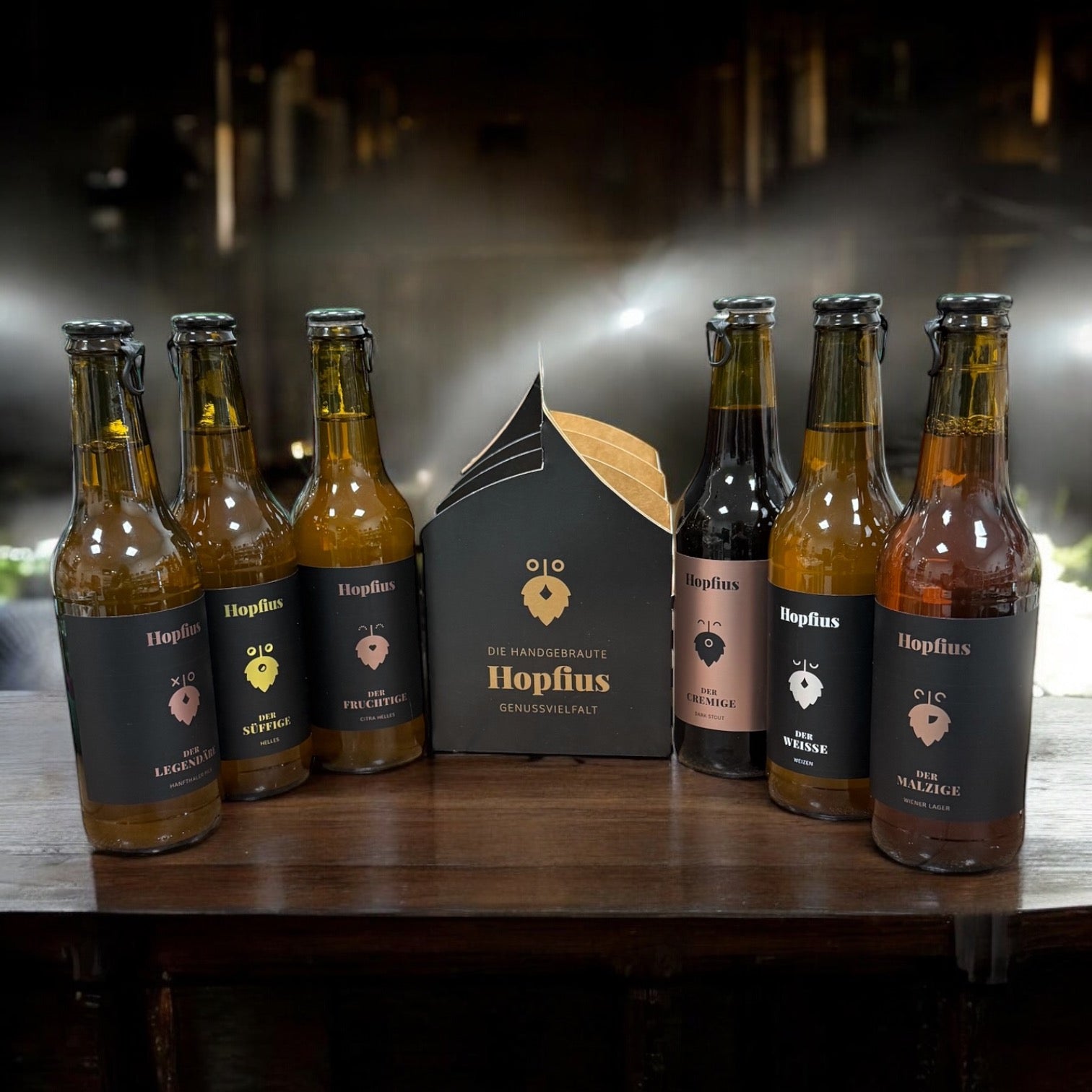 Hopfius Probier-Set mit 6 handgebrauten Craft-Bieren, 6 x 0,33 L. Enthält die Sorten Der Legendäre, Der Süffige, Der Malzige, Der Fruchtige, Der Weiße und Der Cremige. Perfekt zum Kennenlernen oder als Geschenk für Bierliebhaber.