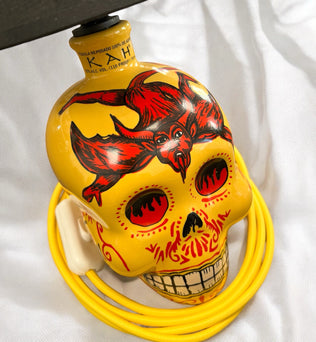 KAH Tequila Reposado Tischlampe – Handgefertigte Lampe aus einer wiederverwendeten, kunstvoll bemalten KAH Tequila Flasche im mexikanischen Totenkopf-Design. Einzigartige und nachhaltige Dekoration für kreative Wohnräume.