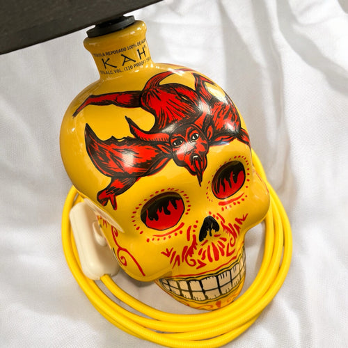 KAH Tequila Reposado Tischlampe – Handgefertigte Lampe aus einer wiederverwendeten, kunstvoll bemalten KAH Tequila Flasche im mexikanischen Totenkopf-Design. Einzigartige und nachhaltige Dekoration für kreative Wohnräume.