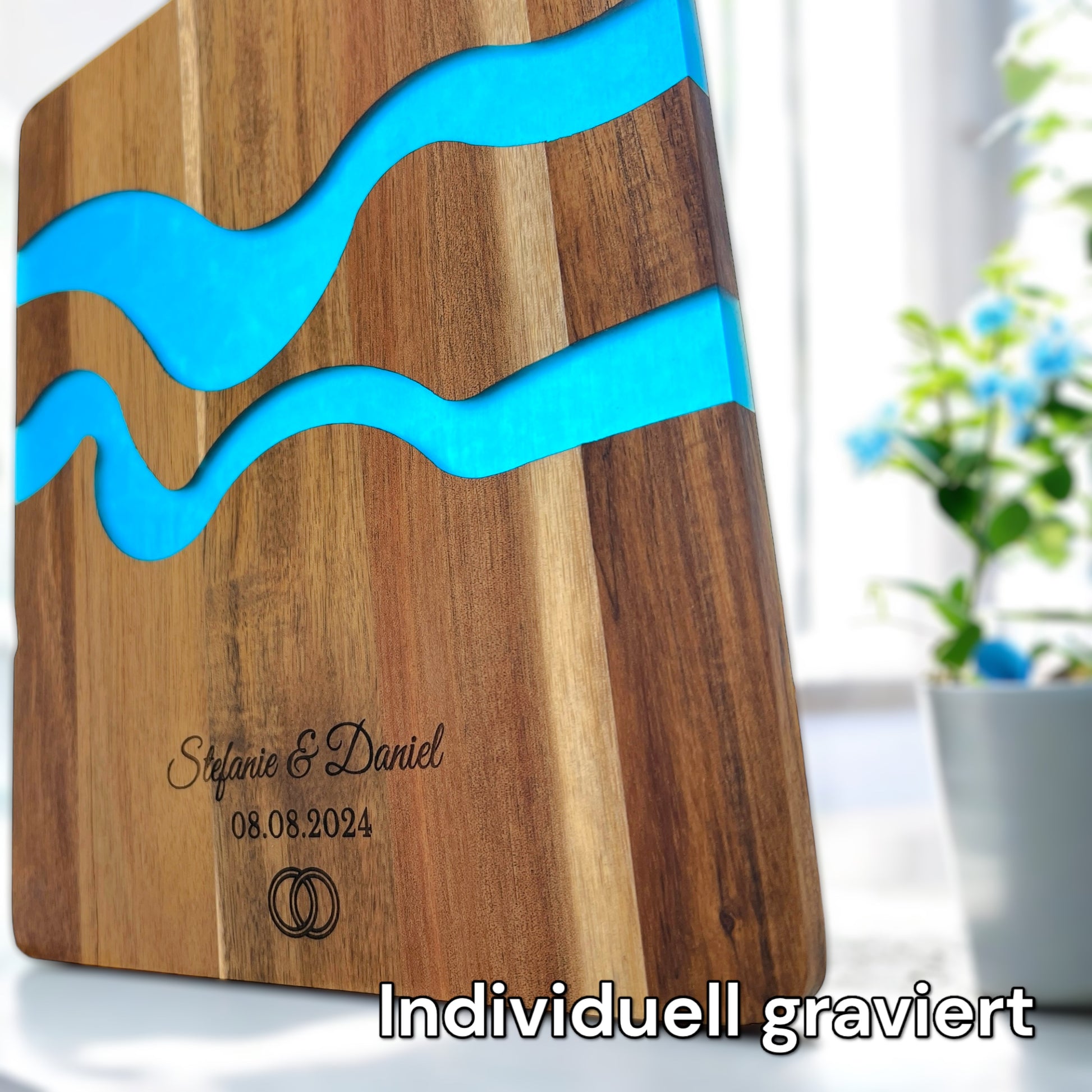 Dreizack Schneidbrett mit Kunstharz-Elementen – Einzigartiges Servierbrett aus Akazienholz, personalisierbar mit Lasergravur. Maße: 39 x 23,5 x 1 cm. Dreizack Wien.