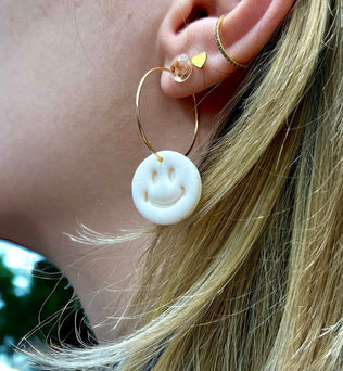 Ohrring Hoops mit Lachendem Smiley | Weiß Schmuck Cloverlily.Clay Jewelry oesterreich handgemachte geschenke in wien