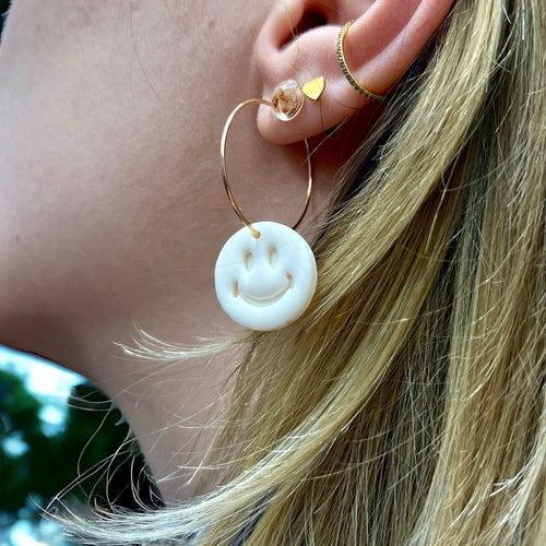 Ohrring Hoops mit Lachendem Smiley | Weiß Schmuck Cloverlily.Clay Jewelry oesterreich handgemachte geschenke in wien