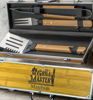 Personalisiertes Grillkoffer Set | Ideal für BBQ-Enthusiasten Personalisiert & Individuell Dreizack Gravuren oesterreich handgemachte geschenke in wien