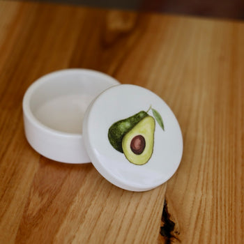 Handbemalte Dose mit Avocado-Motiv aus Keramik, einzigartiges Design. Dreizack Wien.