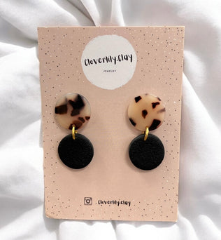 Cloverlily.Clay handgefertigte Polymer Clay Ohrringe – Einzigartige, individuelle Designs, sorgfältig hergestellt für Langlebigkeit und Komfort. Perfekt für jeden Anlass und jede Jahreszeit. Dreizack Wien.