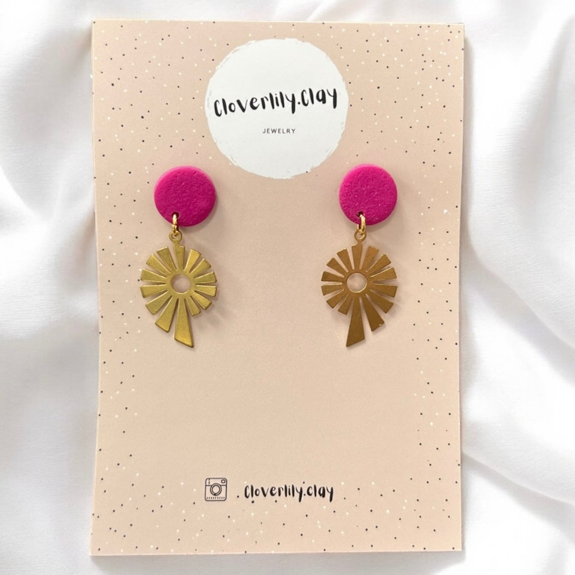 Cloverlily.Clay handgefertigte Polymer Clay Ohrringe – Einzigartige, individuelle Designs, sorgfältig hergestellt für Langlebigkeit und Komfort. Perfekt für jeden Anlass und jede Jahreszeit. Dreizack Wien.