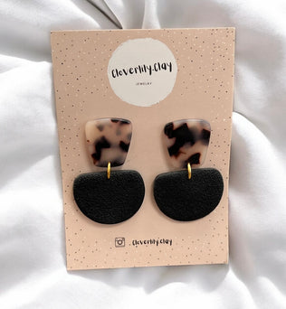 Cloverlily.Clay handgefertigte Polymer Clay Ohrringe – Einzigartige, individuelle Designs, sorgfältig hergestellt für Langlebigkeit und Komfort. Perfekt für jeden Anlass und jede Jahreszeit. Dreizack Wien.