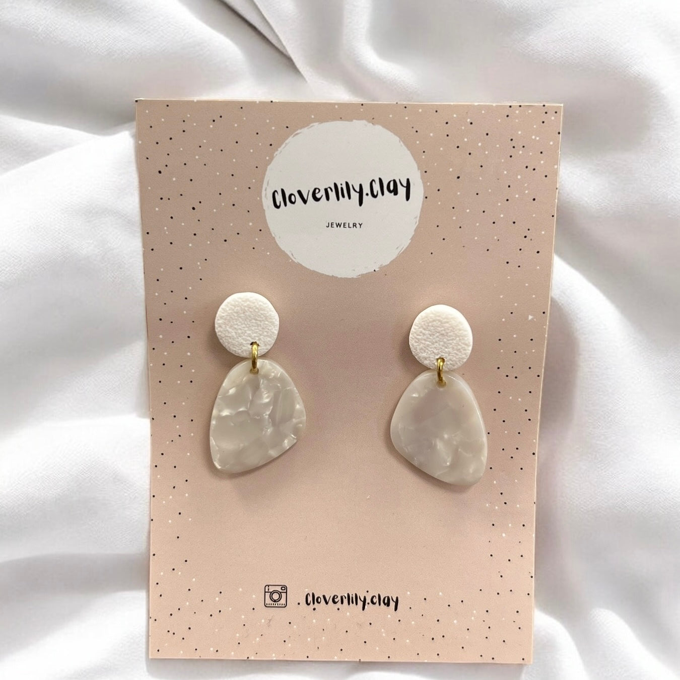 Cloverlily.Clay handgefertigte Polymer Clay Ohrringe – Einzigartige, individuelle Designs, sorgfältig hergestellt für Langlebigkeit und Komfort. Perfekt für jeden Anlass und jede Jahreszeit. Dreizack Wien.