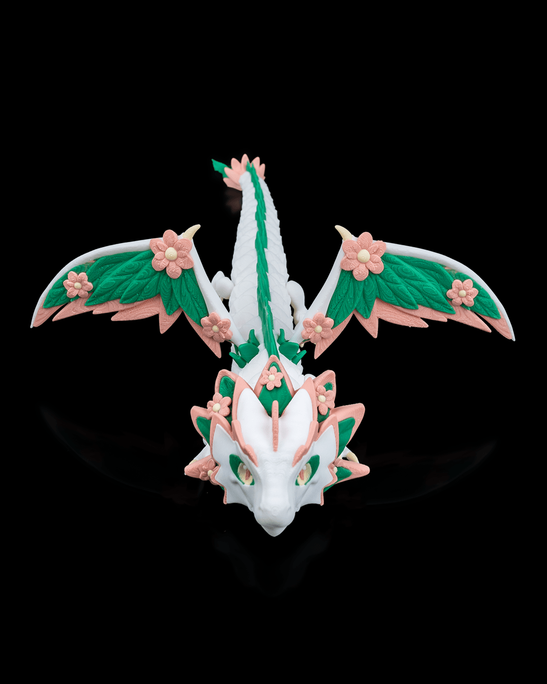 Flexodrache „Florana“: Premium 3D-Druck Drachenmodell, 51 cm, weiß mit Rosa- und Grüntönen, florale Flügel. Beweglich, nachhaltig aus PLA, 100 % in Wien gefertigt.