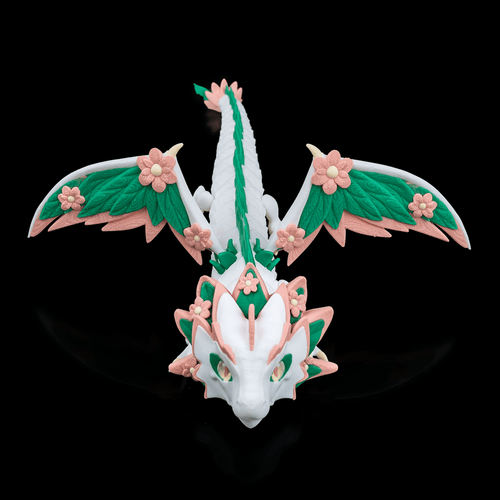 Flexodrache „Florana“: Premium 3D-Druck Drachenmodell, 51 cm, weiß mit Rosa- und Grüntönen, florale Flügel. Beweglich, nachhaltig aus PLA, 100 % in Wien gefertigt.