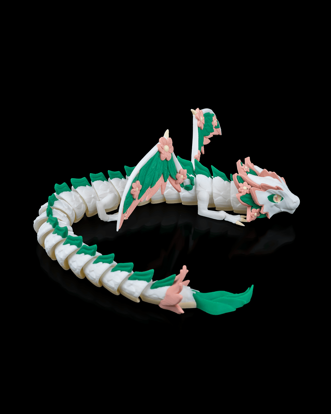 Flexodrache „Florana“: Premium 3D-Druck Drachenmodell, 51 cm, weiß mit Rosa- und Grüntönen, florale Flügel. Beweglich, nachhaltig aus PLA, 100 % in Wien gefertigt.