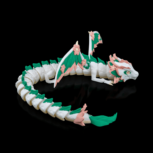 Flexodrache „Florana“: Premium 3D-Druck Drachenmodell, 51 cm, weiß mit Rosa- und Grüntönen, florale Flügel. Beweglich, nachhaltig aus PLA, 100 % in Wien gefertigt.