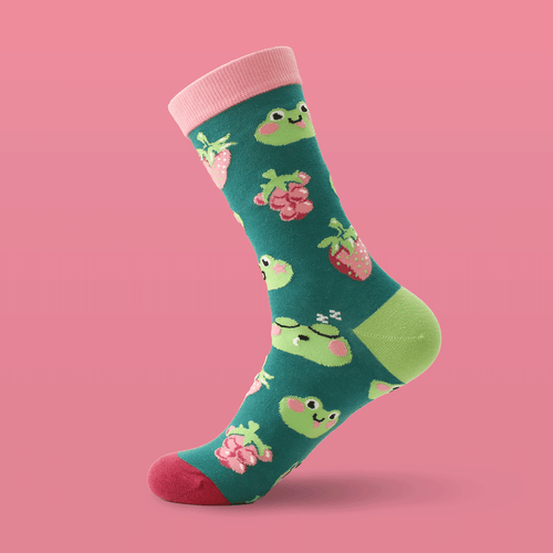 Fruity Frogs Baumwollsocken – Komfortable und stilvolle Socken mit niedlichen Fröschen und fruchtigen Erdbeer-Motiven. Größen EU 37–43 und EU 45–48 (Slim Fit) von Kabujiro. Dreizack Wien.