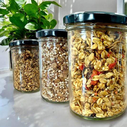 Knuspermüsli Kokos-Zimt – Knusprige Mischung aus Haferflocken, Kokosflocken, Nüssen und Früchten, verfeinert mit Zimt und Muskat. Perfekt für ein leckeres und gesundes Frühstück, 180 g Glas.