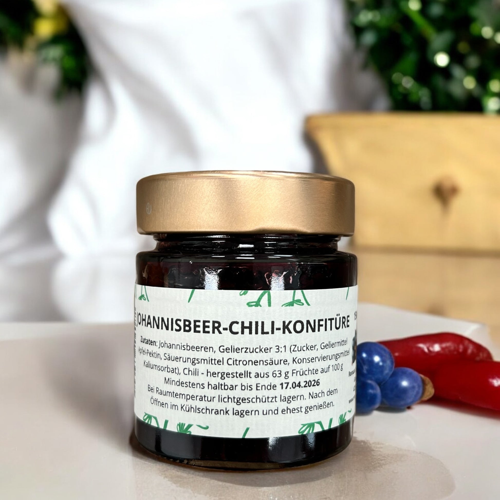 Johannisbeer-Chili-Konfitüre – Handgemachte Konfitüre aus Johannisbeeren und Chili, fruchtig-scharf im Geschmack. Perfekt zu Käse, Gegrilltem oder als Würze für Saucen. 150 g Glas, hergestellt in Österreich.