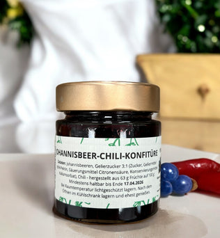 Johannisbeer-Chili-Konfitüre – Handgemachte Konfitüre aus Johannisbeeren und Chili, fruchtig-scharf im Geschmack. Perfekt zu Käse, Gegrilltem oder als Würze für Saucen. 150 g Glas, hergestellt in Österreich.