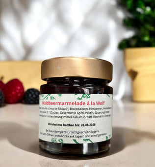 Waldbeermarmelade á la Wolf – Fruchtig-würzige Marmelade aus roten und schwarzen Ribiseln, Brombeeren, Himbeeren und Heidelbeeren, verfeinert mit Rosmarin und Zimtrinde. Handgemacht in Österreich, 150 g Glas.