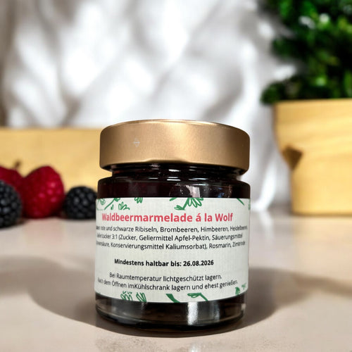 Waldbeermarmelade á la Wolf – Fruchtig-würzige Marmelade aus roten und schwarzen Ribiseln, Brombeeren, Himbeeren und Heidelbeeren, verfeinert mit Rosmarin und Zimtrinde. Handgemacht in Österreich, 150 g Glas.