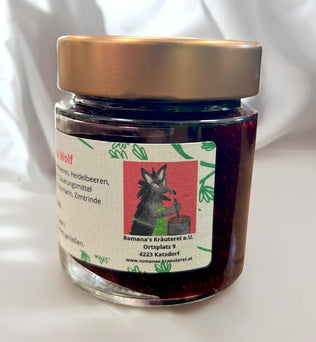 Waldbeermarmelade á la Wolf – Fruchtig-würzige Marmelade aus roten und schwarzen Ribiseln, Brombeeren, Himbeeren und Heidelbeeren, verfeinert mit Rosmarin und Zimtrinde. Handgemacht in Österreich, 150 g Glas.