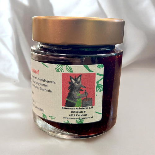 Waldbeermarmelade á la Wolf – Fruchtig-würzige Marmelade aus roten und schwarzen Ribiseln, Brombeeren, Himbeeren und Heidelbeeren, verfeinert mit Rosmarin und Zimtrinde. Handgemacht in Österreich, 150 g Glas.