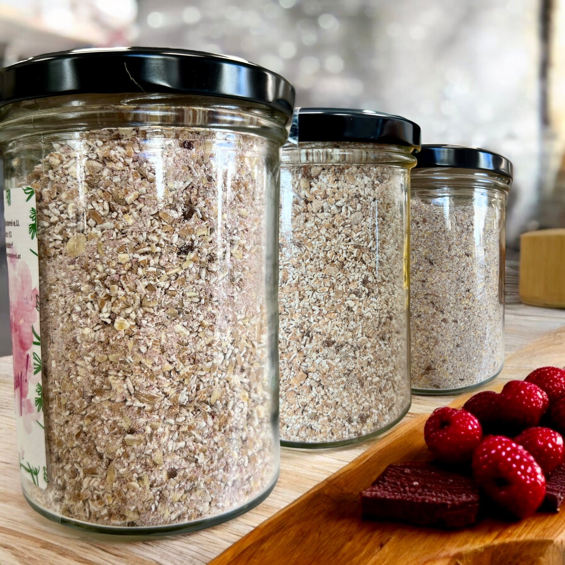 Porridge mit gelben Früchten – Mischung aus Dinkelflocken, Leinsamen, Apfel, Maulbeeren und Blütenpollen, ideal für ein gesundes Frühstück. Hergestellt in Österreich, 220 g Glas.