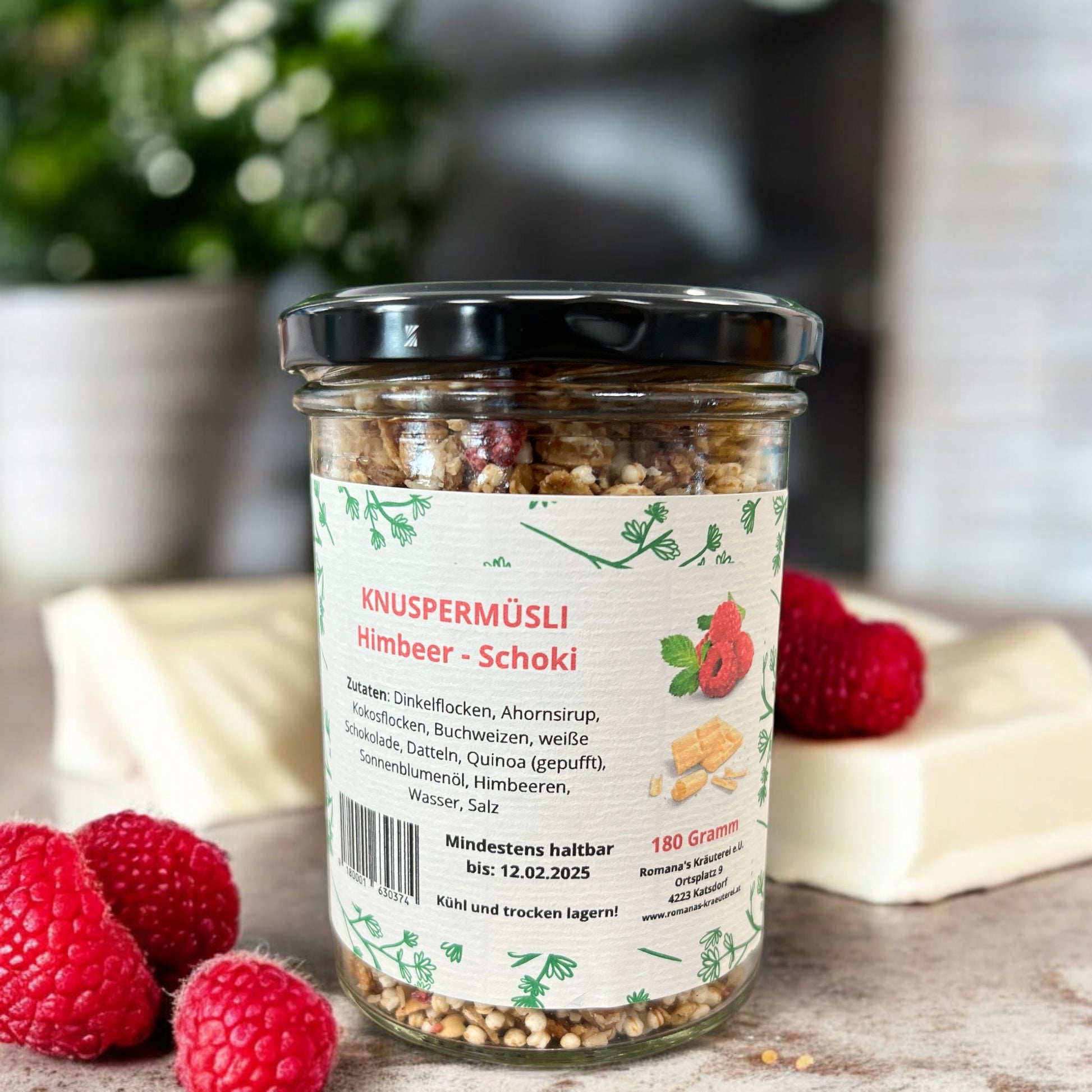 Knuspermüsli Himbeer-Schoki – Knusprige Mischung aus Dinkelflocken, Himbeeren, weißer Schokolade und gepufftem Quinoa. Perfekt für ein süßes und gesundes Frühstück, 180 g Glas.