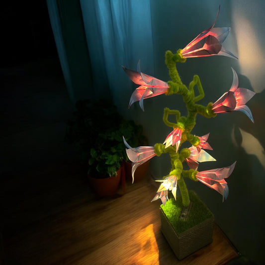 Origami-LED-Lampe von Künstlerhände – Handgefertigte Origami-Blumen mit versteckten LED-Lichtern, batteriebetrieben. Einzigartiges Kunstwerk, ideal für stimmungsvolle Beleuchtung, ca. 50 cm hoch.