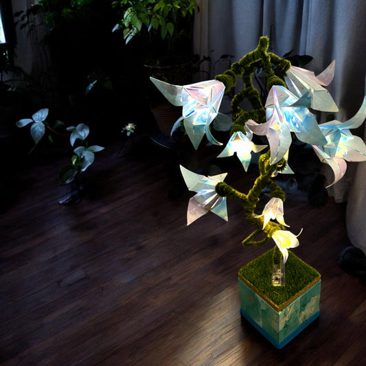 Origami-LED-Lampe von Künstlerhände – Handgefertigte Origami-Blumen mit versteckten LED-Lichtern, batteriebetrieben. Einzigartiges Kunstwerk, ideal für stimmungsvolle Beleuchtung, ca. 50 cm hoch.