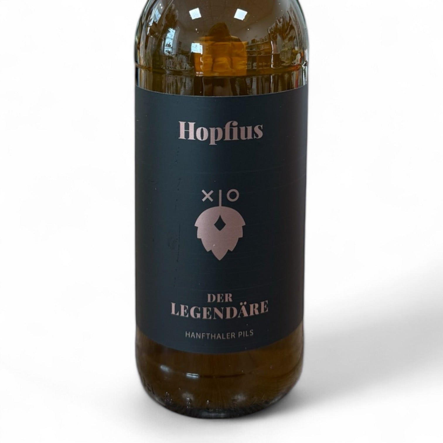 Das Legendäre Hanfthaler Pils von Hopfius: ein goldfarbenes, untergäriges Pils mit schlankem Malzkörper, blumigem Duft und fein ausbalancierter Bitterkeit. Perfekter Craft-Bier-Genuss aus Österreich.