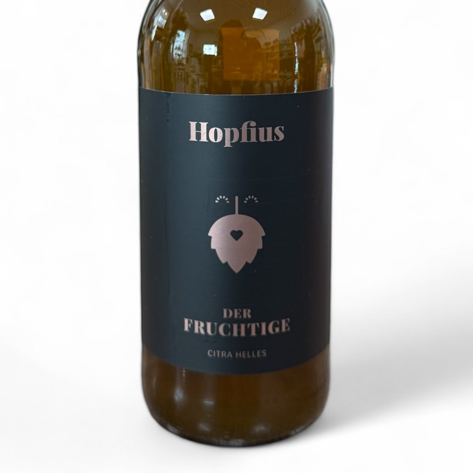 Der Fruchtige von Hopfius: Goldfarbenes Citra Helles mit tropischen Aromen von Mango, Pfirsich und Maracuja. Fruchtig-frischer Craft-Bier-Genuss aus Österreich mit Qualitätssiegel.