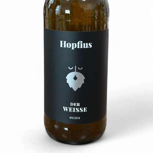 Der Weiße von Hopfius: Honiggelbes Weizenbier mit Aromen von Banane und Nelken, spritzig-perlend mit 5,8 % Vol. Handwerklich gebraut in Österreich für entspannte Genussmomente.