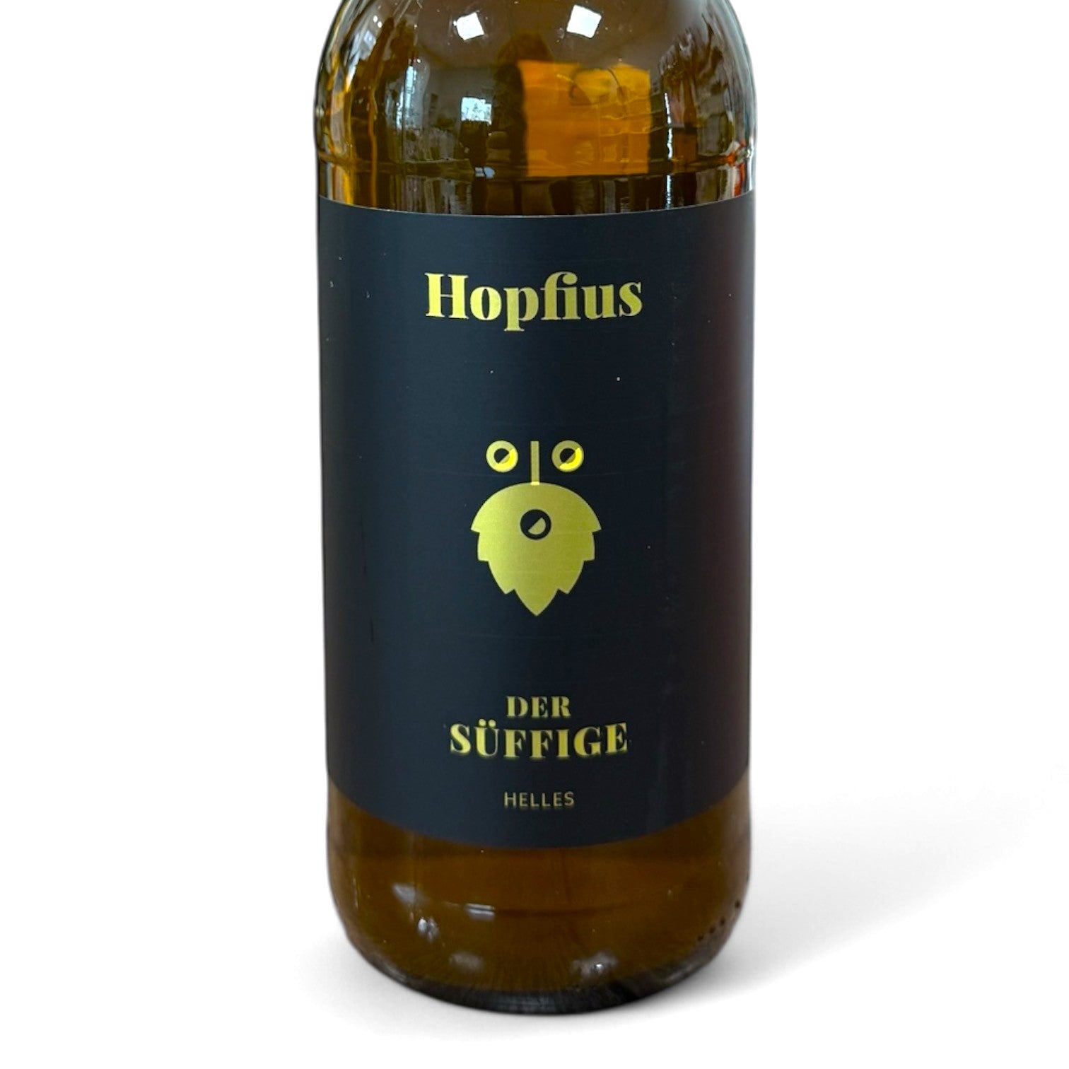 Der Süffige von Hopfius: Goldfarbenes Lagerbier mit blumigen und kräuterigen Noten, dezenter Süße und milder Bittere. Süffiges Craft-Bier aus Österreich mit 4,5 % Vol.