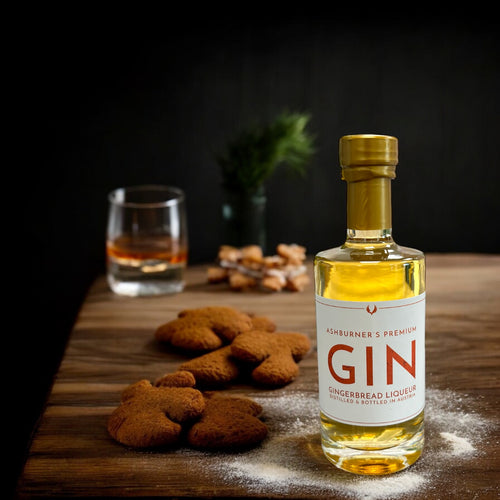 Ashburner’s Premium Gin Lebkuchen, dreifach destillierter Gin-Likör mit festlichen Lebkuchengewürzen, erhältlich in 100ml & 500ml.